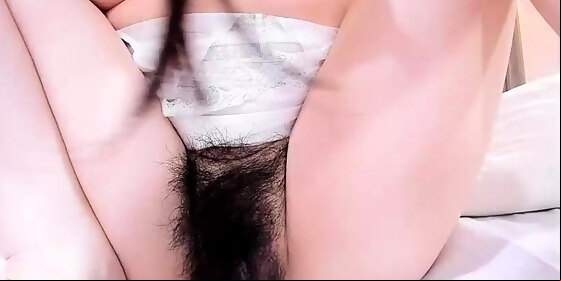 amateur teen fingering hairy pussy